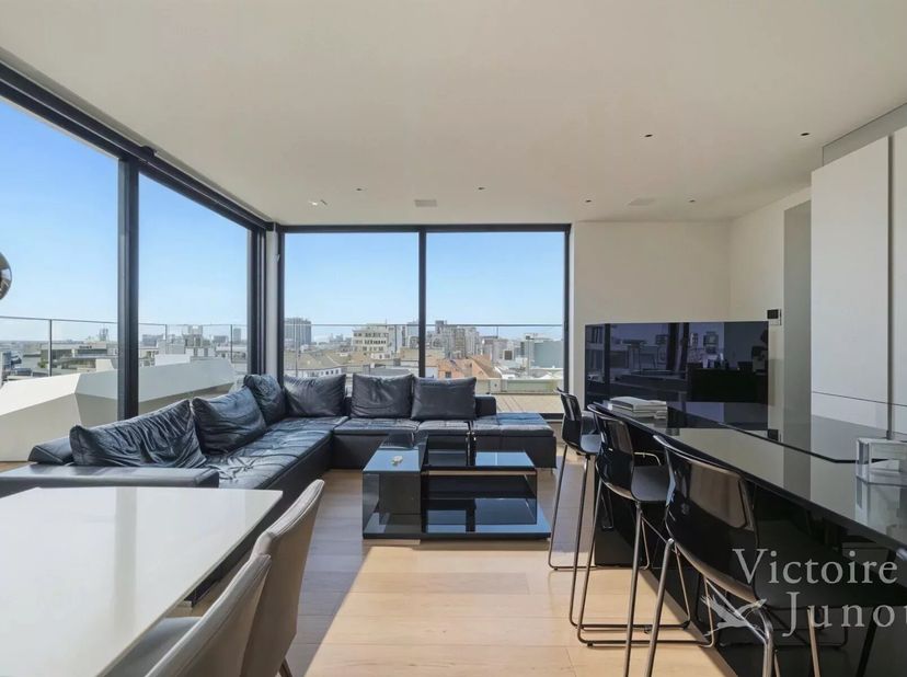 Gelegen in het hart van de meest trendy wijk van de hoofdstad bevindt dit uitzonderlijke penthouse van 150 m² (EPC/PEB) zich op de 5de en hoogste verd