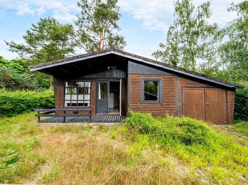 CHALET<br />
<br />
Te renoveren Chalet te koop in het vakantiepark Les Brûlins te Tellin, midden in het groen en omgeven door rust en natuur.<br />
D