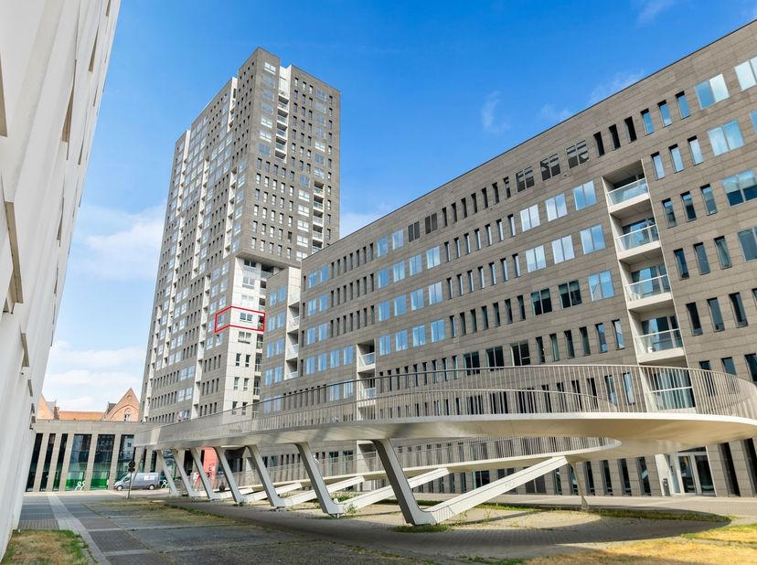 Situation :<br />
Ce magnifique appartement a été construit en 2009 et se trouve au 6e étage de la célèbre London Tower, située dans le quartier animé