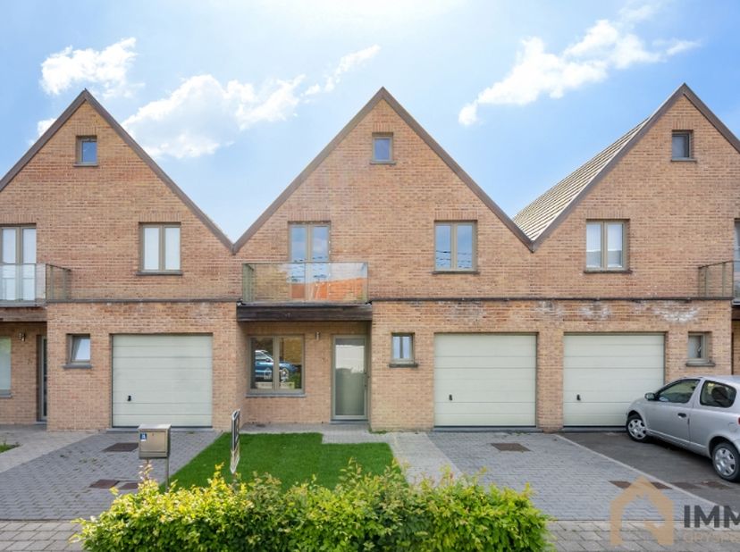 <br />
Op zoek naar een ruime, instapklare woning in het centrum van Staden? Deze energiezuinige gezinswoning combineert comfort, ruimte en een uitste