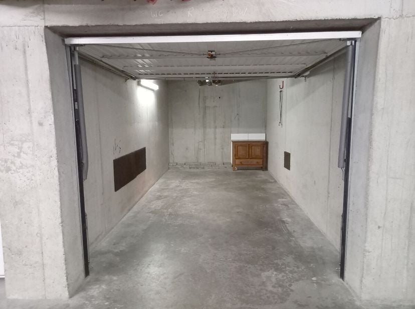 Garage fermé avec porte électrique à louer dans le centre dOostduinkerke-Village. Le garage dispose dune prise électrique avec compteur individuel. Di