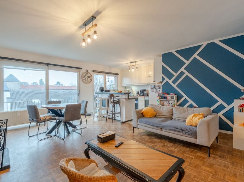 Mooi appartement met 2 slaapkamers, gerenoveerd in 2020, met een oppervlakte van 90 m², gelegen op de 3de verdieping en ideaal gelegen nabij winkels,