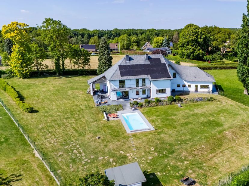 Dans le charmant petit village de Fraiture-en-Condroz, EBIMMO vous propose cette magnifique propriété tout confort, sur un terrain de +/- 7300m² offra
