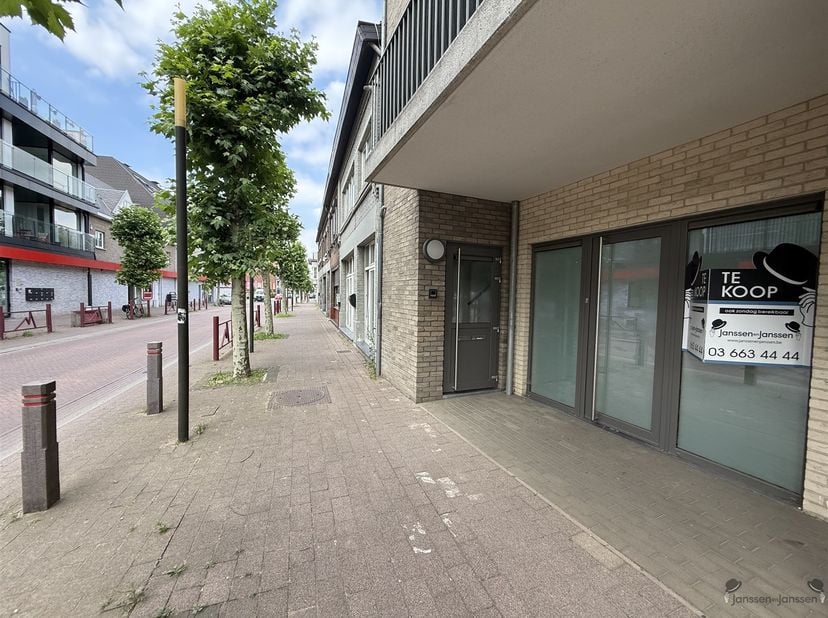 Op zoek naar een handelsruimte om je commerciële activiteiten te ontplooien? Zoek niet verder!<br />
<br />
Dit pareltje met maar liefst vier prakti