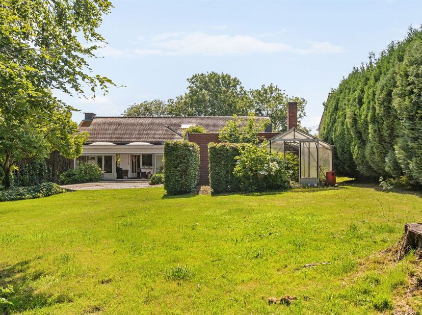Op een uitstekende locatie in Anzegem bevindt zich deze ruime en kloek gebouwde gezinswoning op een prachtig perceel van maar liefst 1.675 m². Dankzij