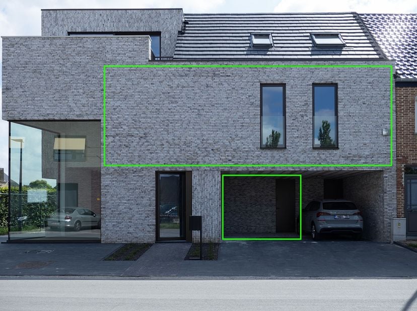 Dit nieuwbouwappartement van 118.5m² is gelegen op de eerste verdieping en omvat een inkomhal, een zeer ruime open leefruimte met ingerichte keuken me