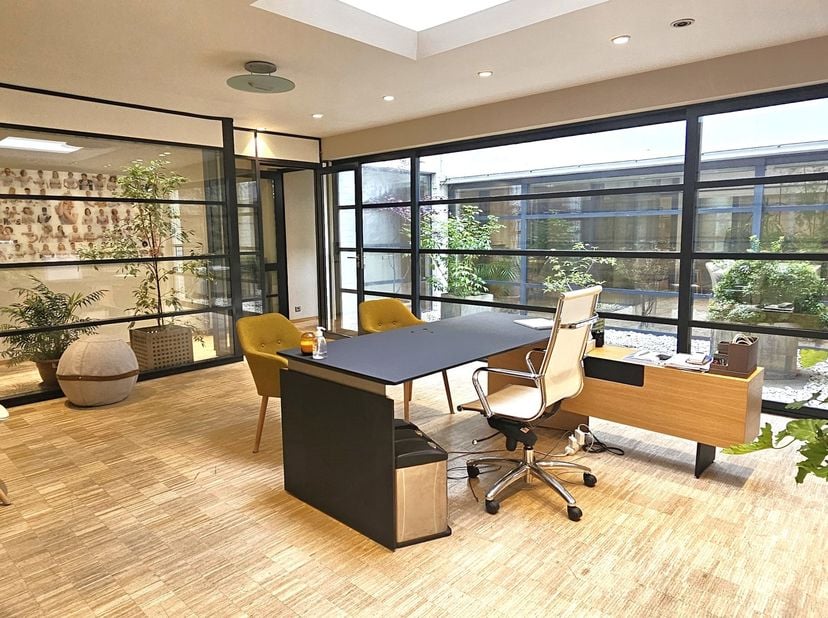 À VENDRE – Bureaux avec terrasse et patio, Rue Veydt 28, Saint-Gilles<br />
Idéalement situé au cœur de Saint-Gilles, à proximité immédiate de l’avenu