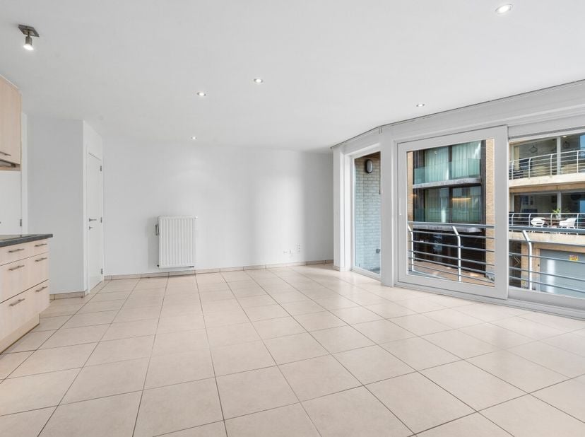 Blankenberge: Instapklaar appartement met terras en zijdelings zeezicht! Op de 1ste verdieping van de moderne residentie "Apollo" vinden we dit instap
