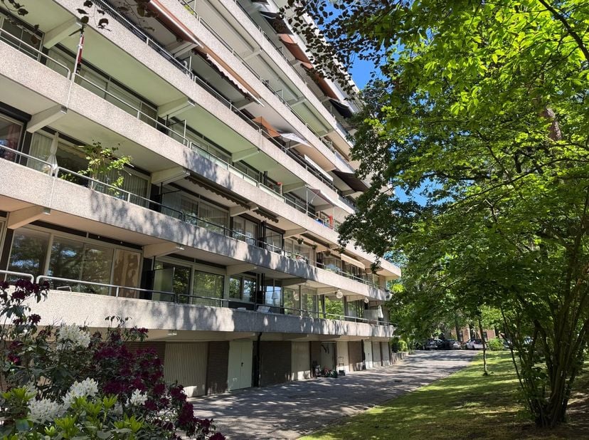 CHARMANT APPARTEMENT TUSSEN HET GROEN<br />
<br />
<br />
Zéér goed onderhouden appartement met een ruim zonnig terras gelegen in residentie Kievit. D