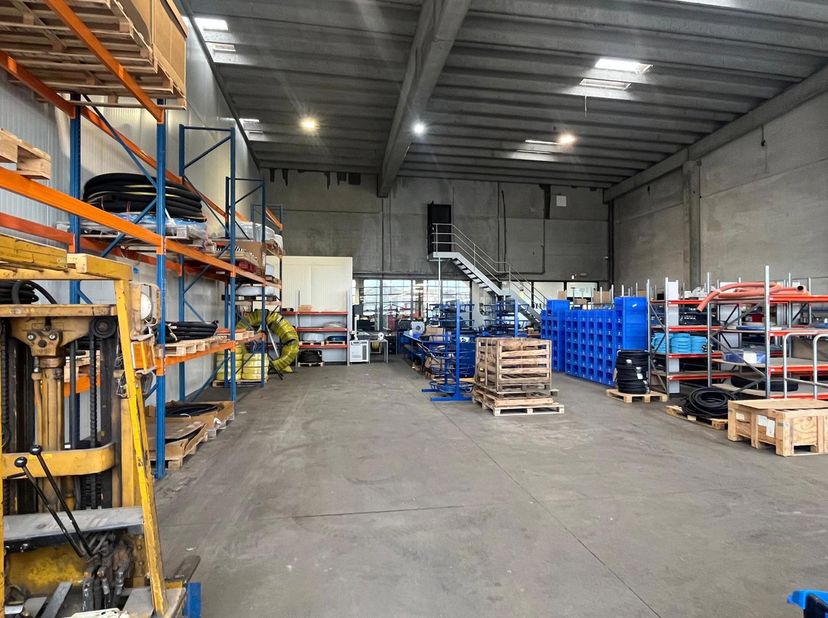 - hoofdmagazijn voorzien van 3 vrachtwagen poorten<br />
- lager magazijn naast het bestaande<br />
- gelijkvloerse receptieruimte<br />
- monderne ka