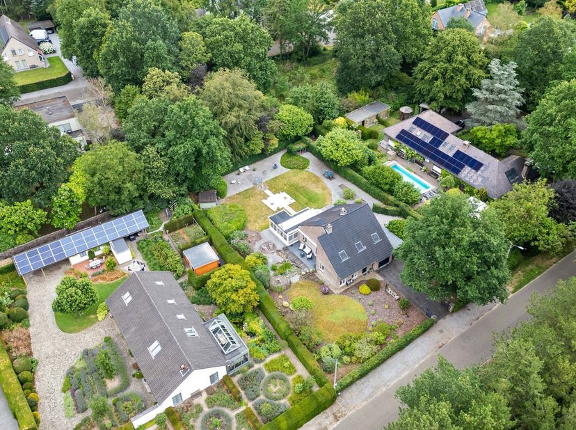 Deze ruime en uitstekend onderhouden woning is gelegen op een prachtig perceel van maar liefst 1.528 m² in de Heidestraat in Bolderberg, zonder twijfe