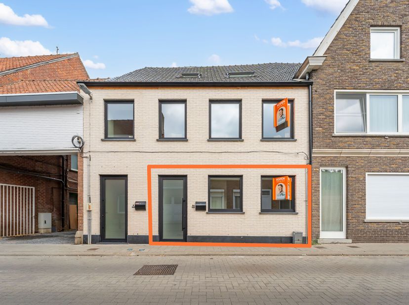 Dit prachtig (quasi nieuwbouw) appartement werd recent volledig gerenoveerd anno 2025/2026 en beschikt over een zéér kwalitatieve afwerking!<br />
We