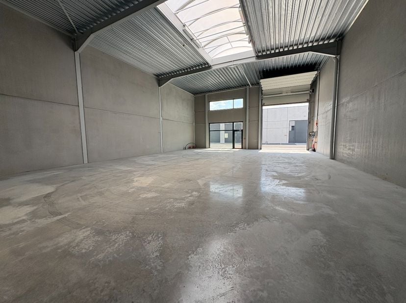 - Nieuwe KMO-units te Ichtegem -<br />
<br />
In de Industriestraat te Ichtegem transformeert Global Estate Group de voormalige Dupon Biscuits-site –