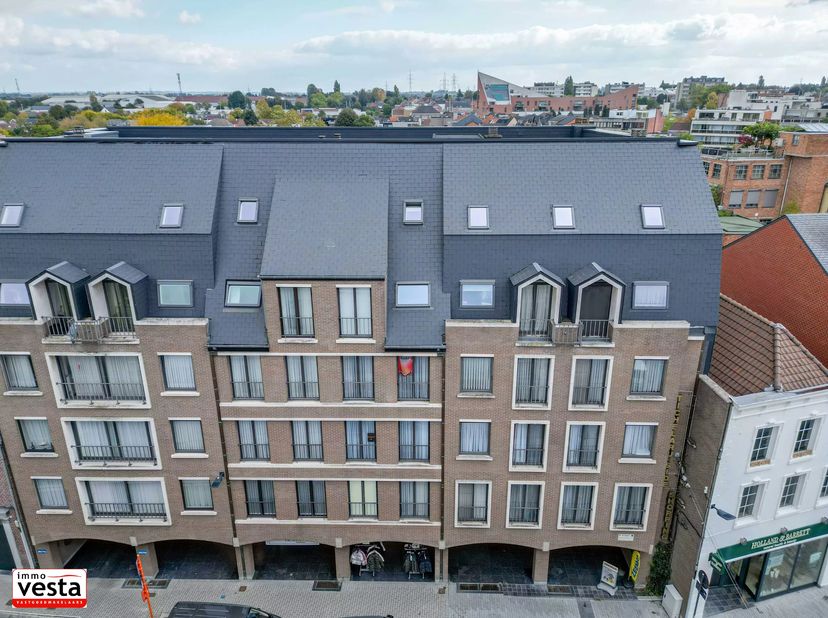 Dit charmante appartement in het hart van Sint-Truiden heeft een oppervlakte van 79 m². Het appartement beschikt over één ruime slaapkamer met badkame