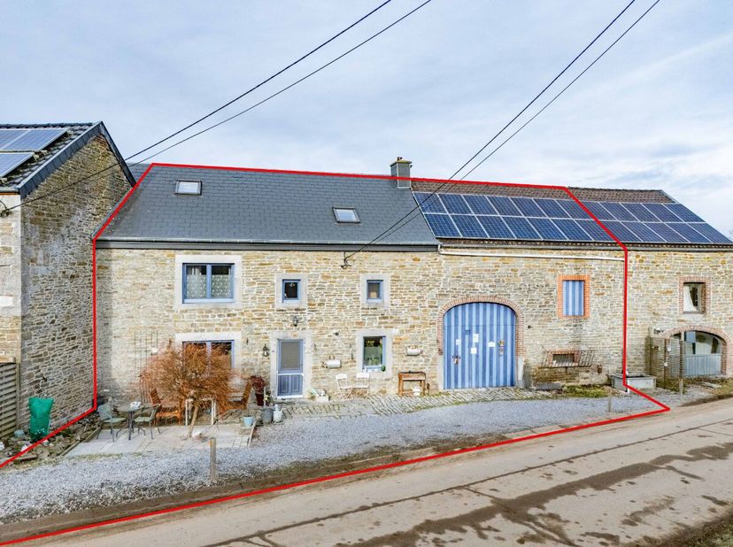 Het vastgoedkantoor ERA B-LUX heeft het genoegen u deze charmante woning, ideaal gelegen in het hart van het dorp Borlon, voor te stellen. Met een bew