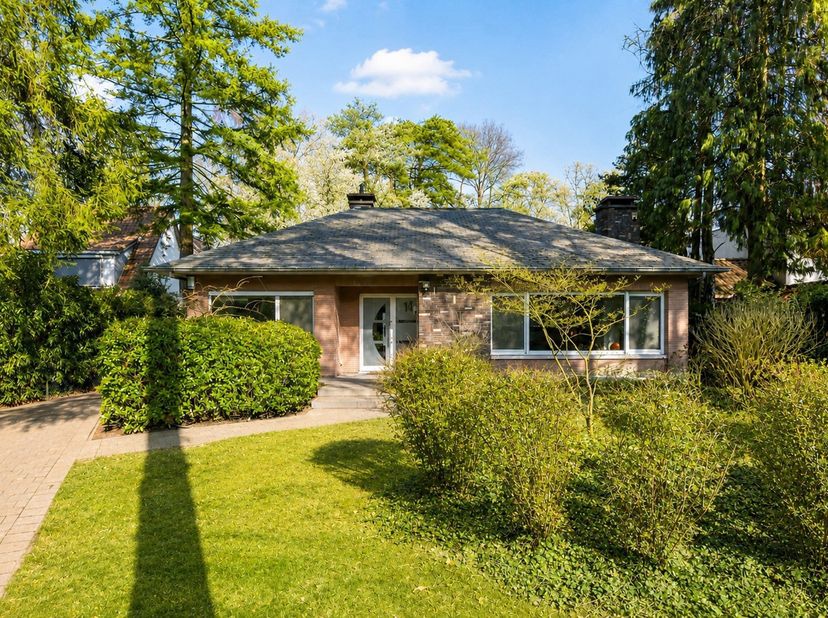 Instapklare, gelijkvloerse villa met prachtige tuin op ca. 1.680 m² in hartje Kapellen-Heide!<br />
Deze woning beschikt over een ruime zolder met pot