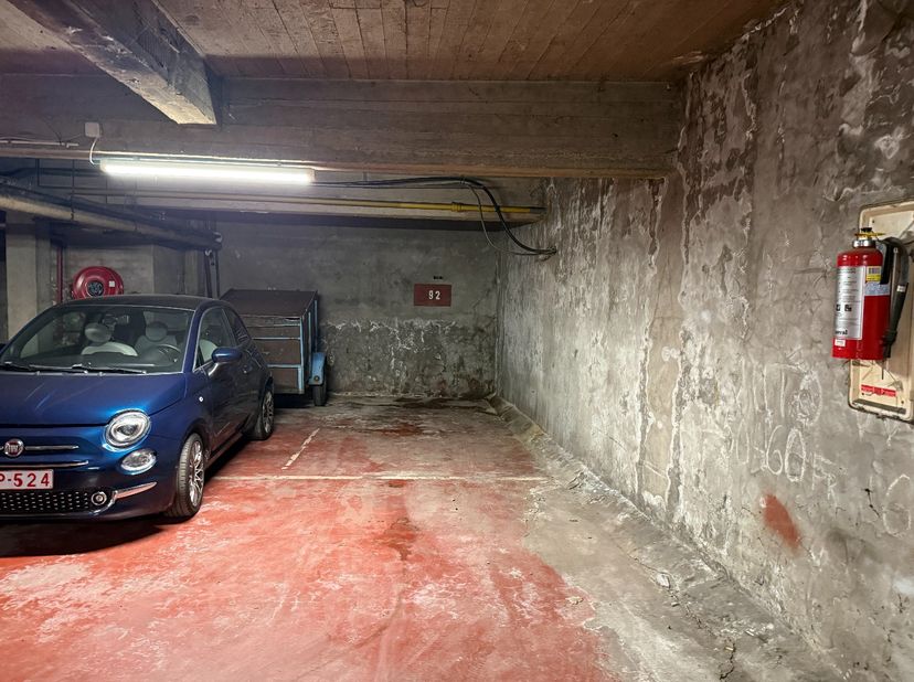 Ondergrondse autostaanplaats gelegen op de hoek van de Boomgaardstraat en de Helenalei te Antwerpen. Het garagecomplex is afgesloten met een automatis