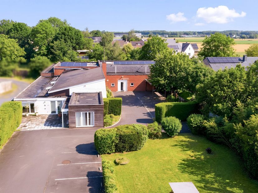 Situé à un emplacement stratégique avec accès rapide aux grands axes, l'agence Leclercq vous propose ce bâtiment polyvalent de + de 1000 m² offrant de