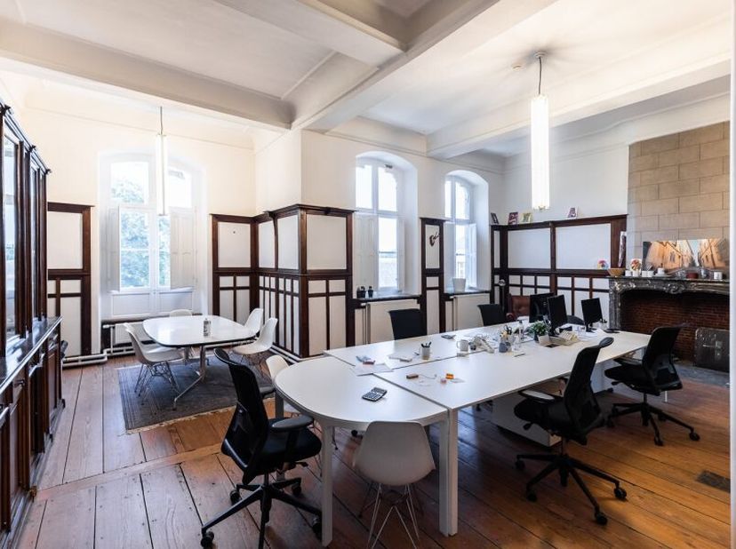 Het Wivinaklooster in Dilbeek maakt een inspirerende en karaktervolle werkomgeving voor jouw onderneming mogelijk. Dit 12e-eeuwse gerenoveerde klooste