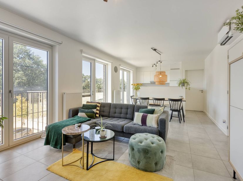 Bienvenue dans la Herestraat 103A4, dans la confortable ville de Zonhoven, où vous trouverez cet appartement fini de haute qualité construit en 2019.