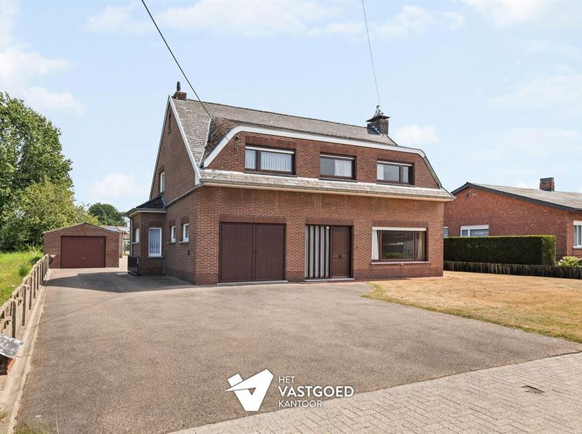 Ruime, statige woning op groene ligging met ruim perceel<br />
Belangrijkste troeven:<br />
- Rustige ligging in groene, landelijke omgeving<br />
- R