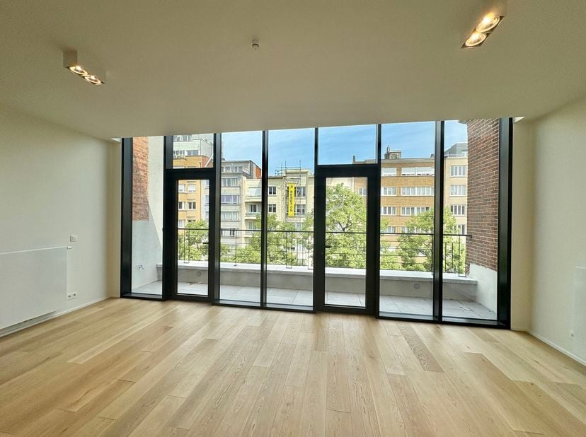 Locatie<br />
Dit appartement ligt in het hart van een gewilde wijk in Elsene en geniet van een bijzonder aangename ligging, die wordt gewaardeerd om