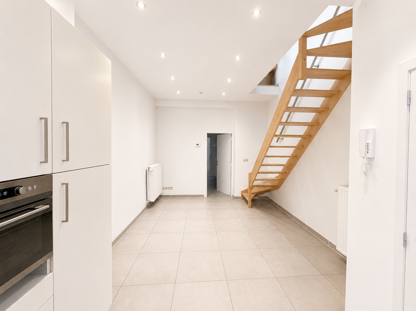 In de gegeerde Aaigemstraat bevindt zich deze recent gerenoveerde woning met drie slaapkamers, een bureau en een gezellig dakterras. Dankzij de uitste