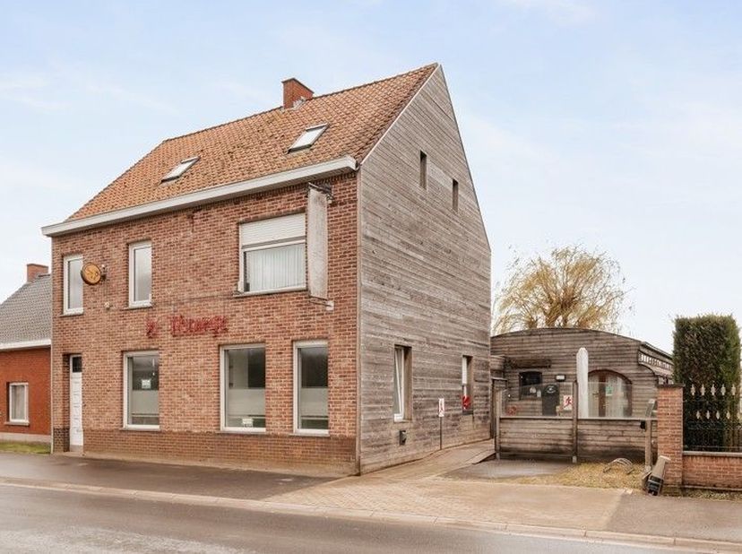 Welkom bij deze buitengewone kans om een knappe eigendom te bezitten met enorm veel potentieel. Deze gezinswoning met horecazaak/handelsruimte, gelege