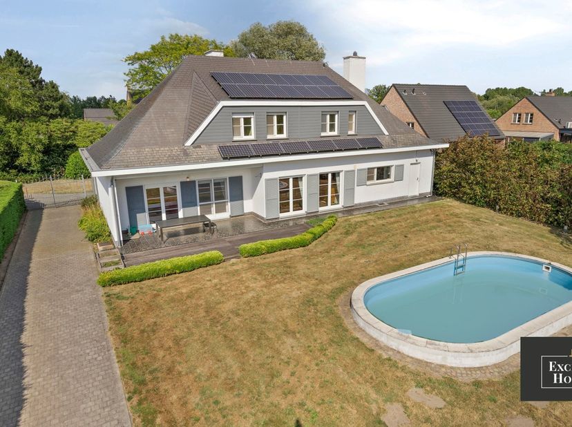 Deze uitzonderlijk ruime villa op een prachtig perceel van 6.530 m² met 346 m² bewoonbare oppervlakte combineert alle troeven die men zich kan wensen: