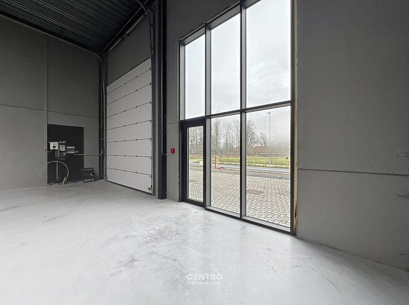 Benaderende bruto-AFMETINGEN:&amp;nbsp;<br />
276,39 m²:&amp;nbsp; 10,60m&amp;nbsp; x 26,07m&amp;nbsp;<br />
2 parkeerplaatsen<br />
<br />
AFWERKING:<br />
- De unit