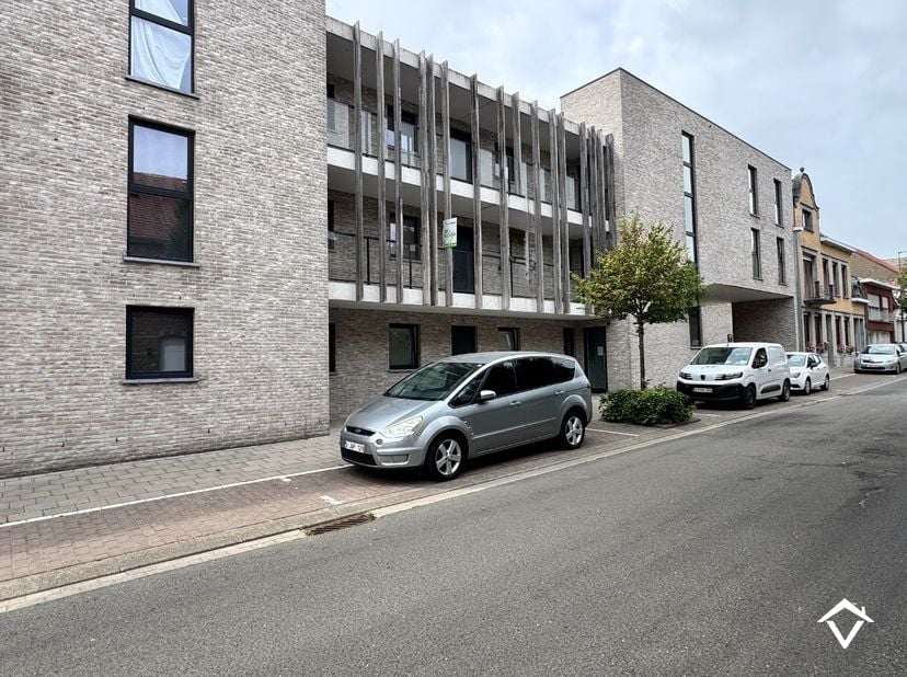 Dit appartement (A2.1) is gelegen op de 2de verdieping in de Residentie Brouwershof te Westrozebeke (Staden) en bestaat uit: inkomhal - toilet - badka