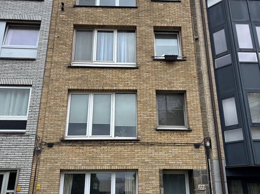 Bemeubeld 2 slpk appartement <br />
Beschrijving<br />
Bij het binnenkomen betreedt u de inkomhal die toegang biedt tot alle ruimtes van het apparteme
