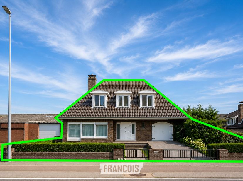 Cette spacieuse villa est située à Leffinge, sur un terrain de 666 m², et bénéficie dune vue dégagée sur le canal. Grâce à son emplacement, ses pièces