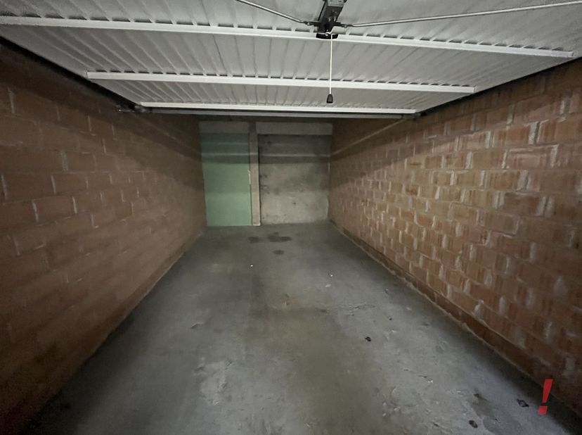 Gesloten garagebox op halve verdieping ondergronds bereikbaar via lichte helling in het gebouw.<br />
Vooraan is een centrale sectionale poort. Autom
