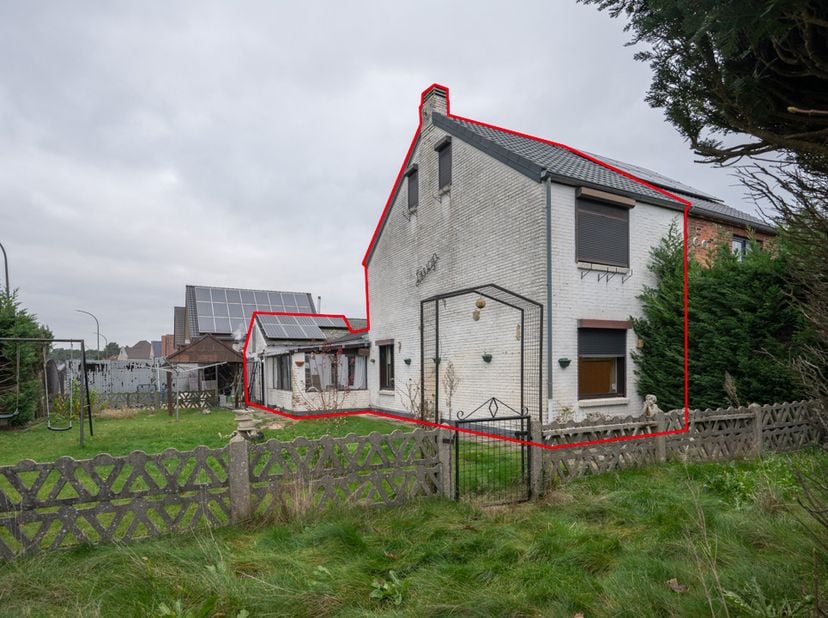 RUSTIG GELEGEN WONING -<br />
De woning is gelegen op een rustige locatie in Kaulille (Bocholt) op een perceel van 4a 89ca en beschikt over een bewoon