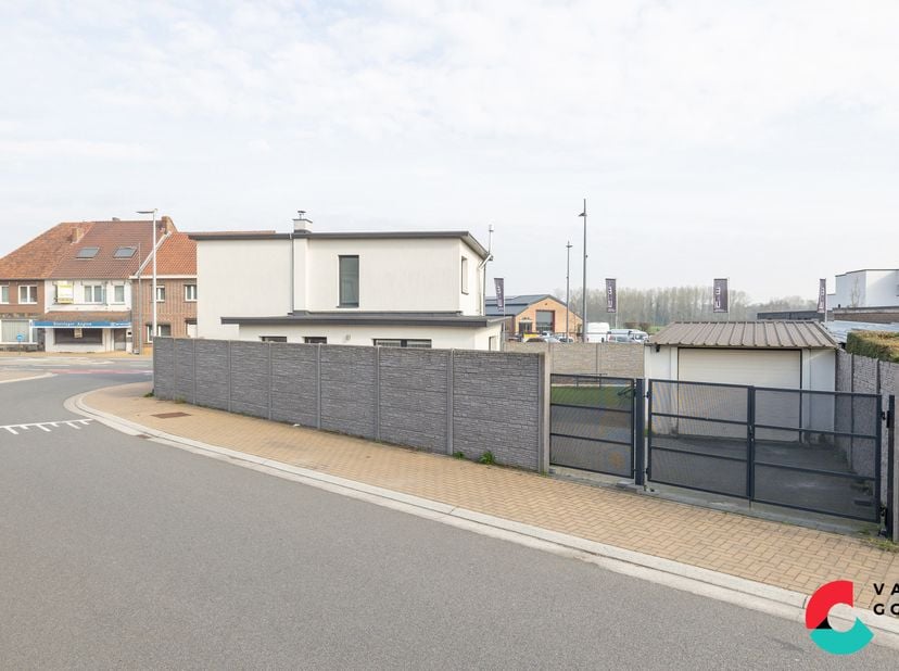 Ben je op zoek naar een instapklare woning met 3 slaapkamers en aparte garage? Dan is dit pand op een perceel van 3a49ca precies wat je zoekt! Dankzij