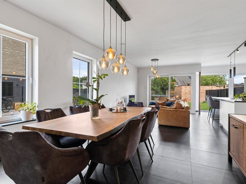Instapklare recente halfopen bebouwing op toplocatie in Stekene<br />
Deze prachtige halfopen bebouwing van slechts 2 jaar oud is gelegen in de Galgen