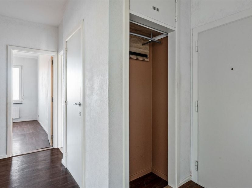 Ligging: Dit appartement is zeer gunstig en centraal gelegen nabij de Lambrechtshoekenlaan/Victor Govaerslaan. Op wandelafstand van verschillende scho