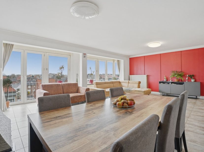 Op een uitstekende ligging langs de Koninklijke Baan, op wandelafstand van zee en het centrum van Koksijde-Bad, bevindt zich dit ruime appartement op
