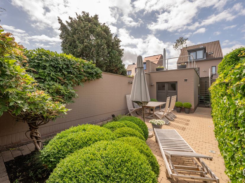 Deze perfect onderhouden ruime bel-étagewoning biedt alle comfort vlakbij het centrum van Knokke.<br />
Op het gelijkvloers bevinden zich een grote ga