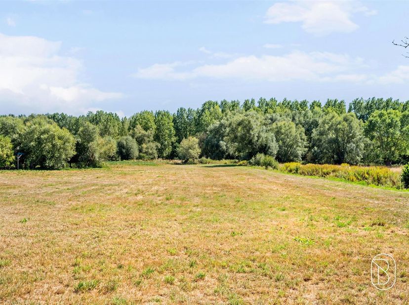 Magnifique terrain de 1904 m2 dispose d'une vue ouverte et imprenable sur l'arrière de la parcelle.<br />
Le terrain situé en zone d'habitat à caractè