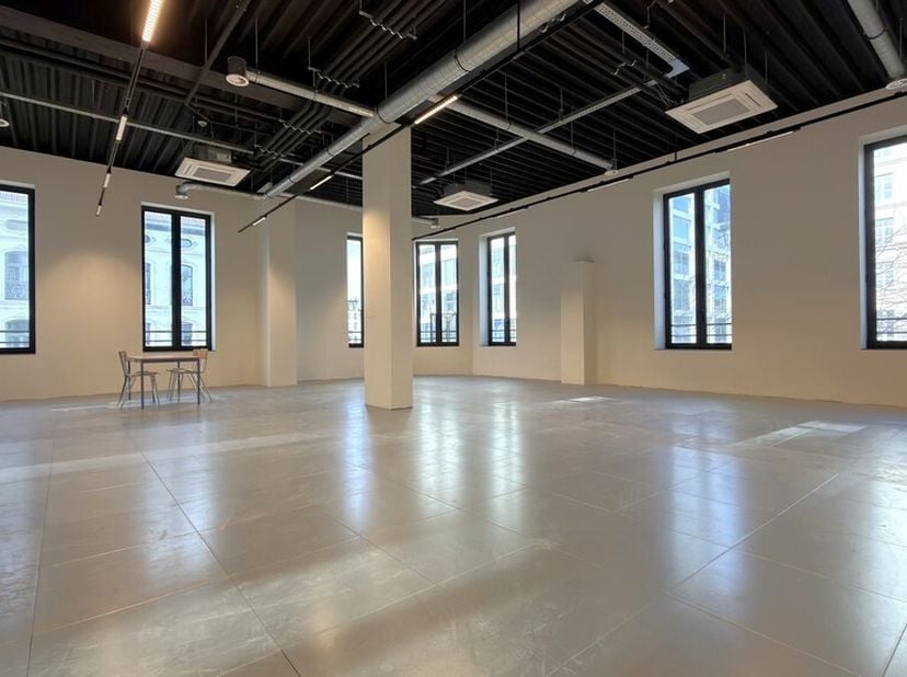 Bureau lumineux de 160m² au 2ème étage d'un immeuble de bureaux dans une rue commerçante dynamique<br />
Emplacement : à distance de marche de la gare