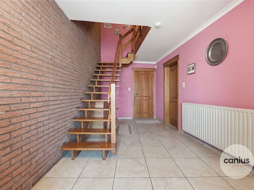 CHARMANTE BEL-ETAGE WONING MET 3 SLAAPKAMERS, GARAGE EN TUIN<br />
Deze bel-etage woning, gelegen aan de Steenweg 171 in Gingelom, biedt een uitsteken