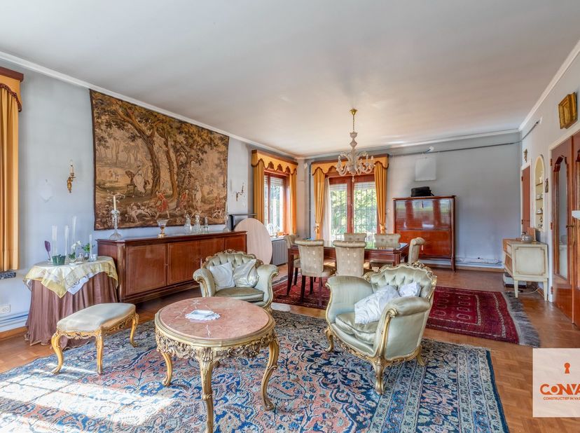 Op een uitstekende locatie in Gent bevindt zich deze karaktervolle villa, gelegen aan de Pintelaan 292. Deze eigendom biedt een uitzonderlijke kans vo
