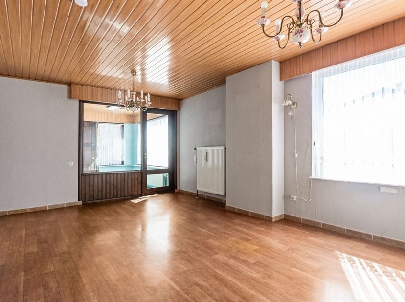 Deze woning biedt een uitstekende basis voor wie op zoek is naar een rustige thuis met veel potentieel. Ze biedt tal van mogelijkheden om de woning ve