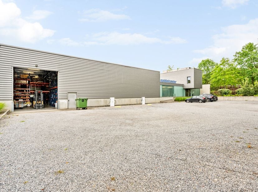 Dit recente industriepand combineert kantoren, opslagruimte en atelier in één functioneel geheel en biedt tal van mogelijkheden voor productie, logist