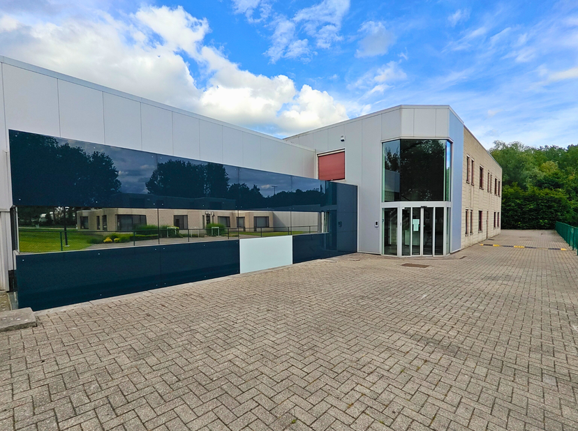 Bent u op zoek naar een moderne en instapklare kantoorruimte op een strategische locatie? Op het bedrijventerrein Kolmen in Alken bieden wij deze ruim