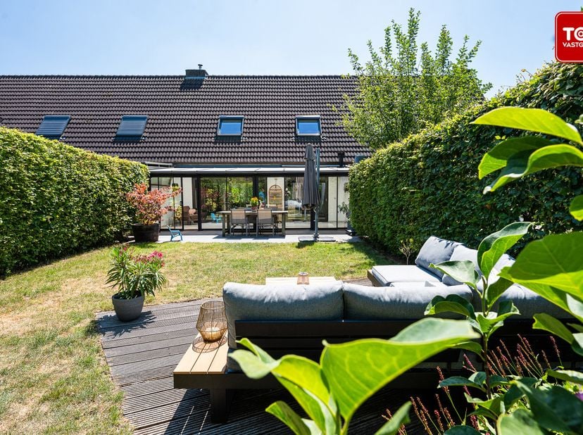 Deze instapklare woning is gelegen in de geliefde Camille d'Havestraat, een rustige en groene verkaveling met bosjes, wandelwegjes en een vijver vlakb