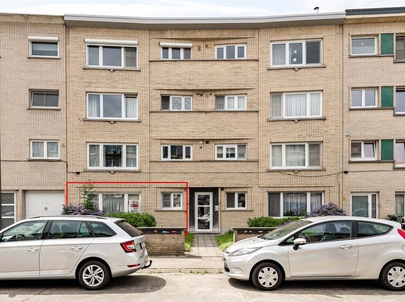 Dit op te frissen gelijkvloers appartement is gelegen in een verzorgd gebouw in de Petrus de Beuckelaerlaan te Deurne. De ligging is bijzonder gunstig