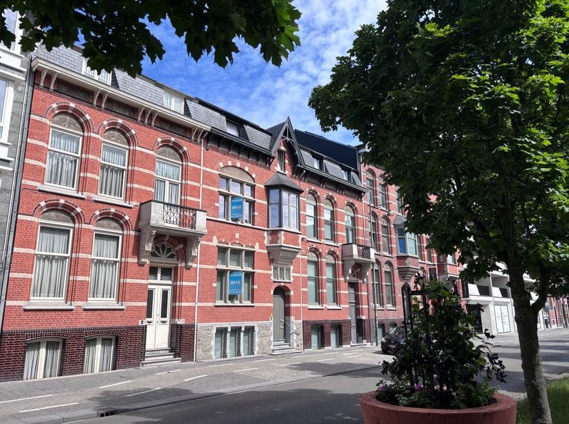 Aan de Thonissenlaan 62, temidden van het stadscentrum, bevindt zich op de Groene Boulevard deze prachtige herenwoning welke gerenoveerd werd naar 2 s